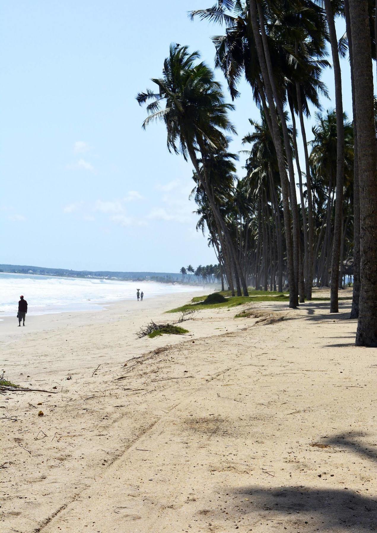 Blue Diamond Beach Resort Apam Bagian luar foto